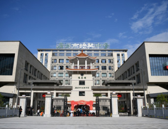 通用舞臺(tái)吊桿高標(biāo)準(zhǔn)承接廣州市培英中學(xué)報(bào)告廳項(xiàng)目，大屏幕顯示系統(tǒng)、音頻擴(kuò)聲系統(tǒng)、燈光系統(tǒng)、舞臺(tái)吊桿及機(jī)械等多系統(tǒng)相互協(xié)作