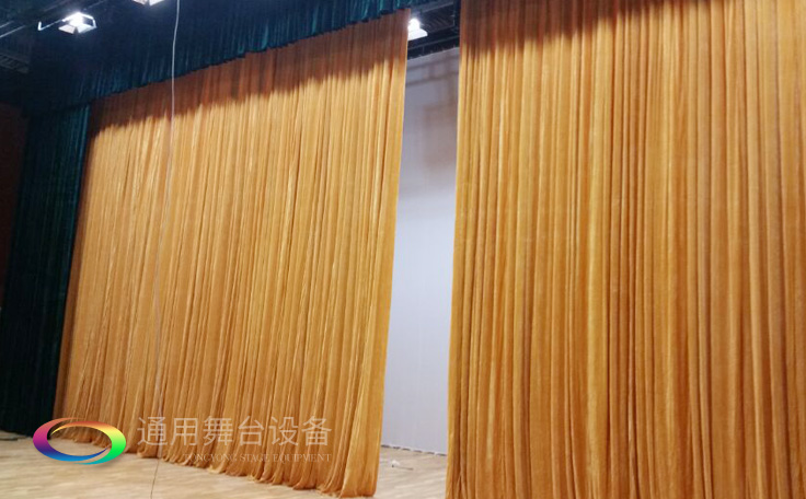 舞臺大幕舞臺阻燃幕布www.51sf.com.cn、二、三道幕等分割表演區(qū)域，移換場景不間斷