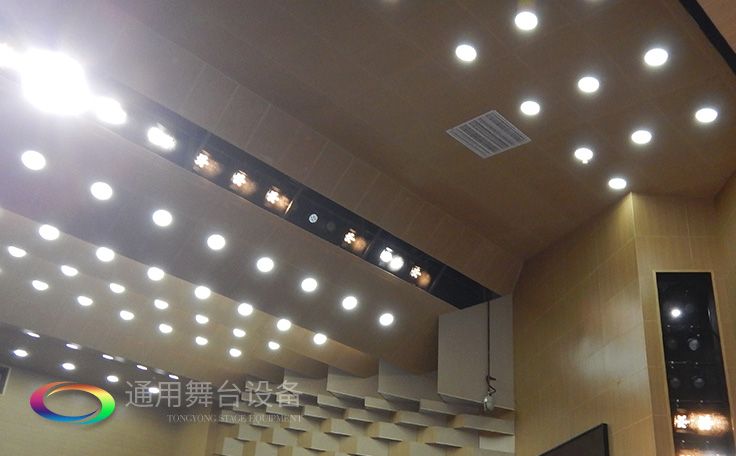 科學(xué)計(jì)劃工期、合理交叉施工，保質(zhì)保量順利完成工程的交付！通用舞臺(tái)阻燃幕布承接羊城廣州培英中學(xué)報(bào)告廳項(xiàng)目！