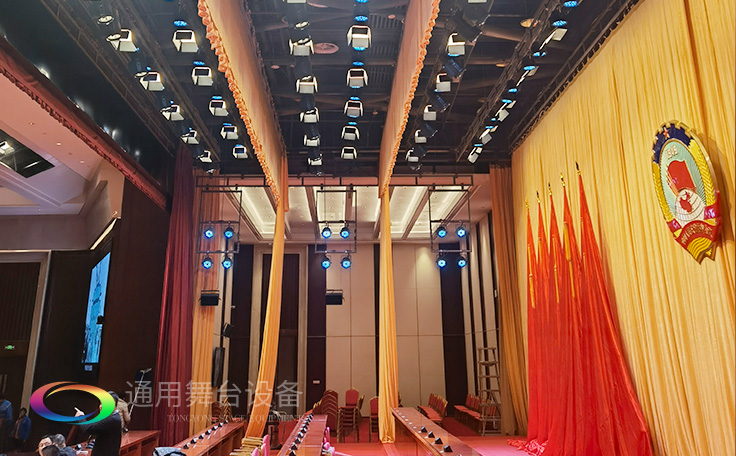 堅(jiān)持一絲不茍，嚴(yán)控質(zhì)量！定制禮堂阻燃幕布、十面會(huì)旗會(huì)議幕等！只為呈現(xiàn)更好的舞臺(tái)幕布效果！