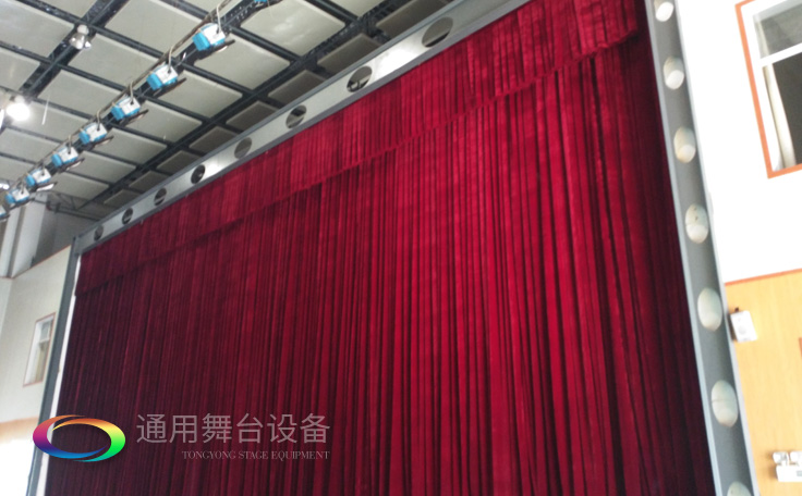 校園品質(zhì)提升工程！某工程學(xué)院舞臺(tái)對(duì)開(kāi)阻燃幕布項(xiàng)目完工