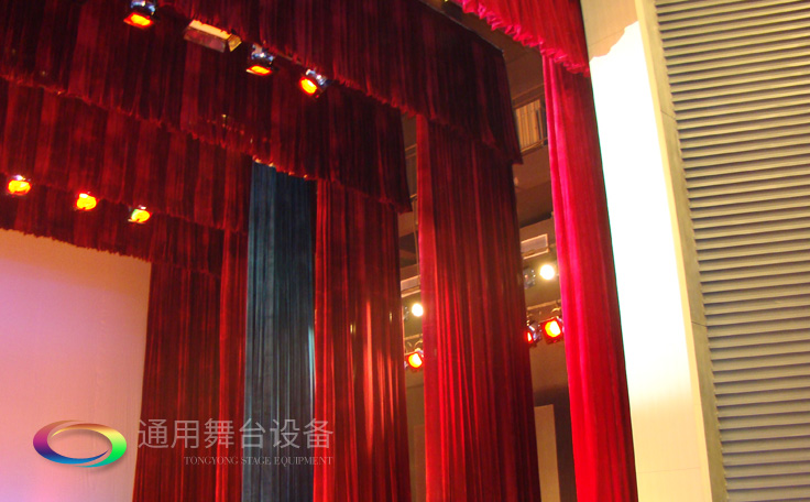 通用舞臺(tái)專業(yè)性、全方位優(yōu)勢(shì)！業(yè)務(wù)涉及舞臺(tái)機(jī)械、阻燃幕布、專業(yè)燈光系統(tǒng)、專業(yè)音響系統(tǒng)