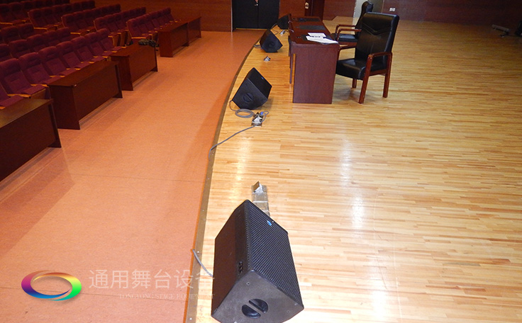通用舞臺(tái)專業(yè)性、全方位優(yōu)勢(shì)！業(yè)務(wù)涉及舞臺(tái)機(jī)械、阻燃幕布、專業(yè)燈光系統(tǒng)、專業(yè)音響系統(tǒng)