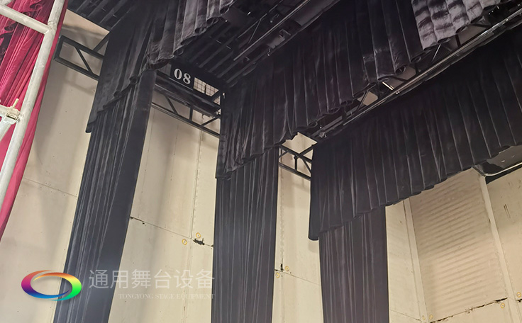 設(shè)置在舞臺(tái)上空，以金屬排架懸掛燈具的設(shè)備——燈光吊架Side lighting ladder通用舞臺(tái)阻燃幕布