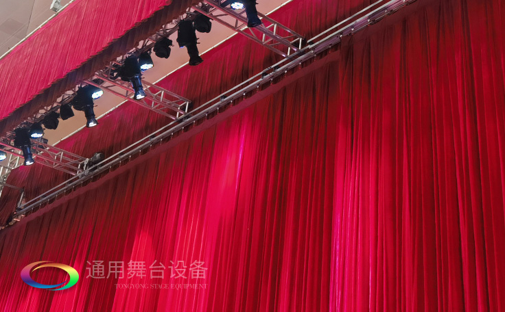 舞臺阻燃幕布面料的密度、吸光度對舞臺音響的擴(kuò)聲、舞臺阻燃幕布的光效影響