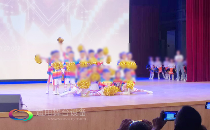 通用舞臺客戶案例展示——某劇場實景演出效果！項目包括舞臺燈光、舞臺吊桿、阻燃幕布、舞臺音響系統(tǒng)等等...