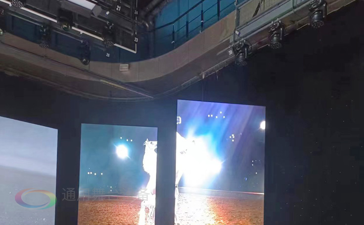 通用舞臺(tái)阻燃幕布為曲靖電視臺(tái)演播廳提供從系統(tǒng)設(shè)計(jì)、設(shè)備成套、安裝施工、系統(tǒng)調(diào)試及技術(shù)支持一體化服務(wù)
