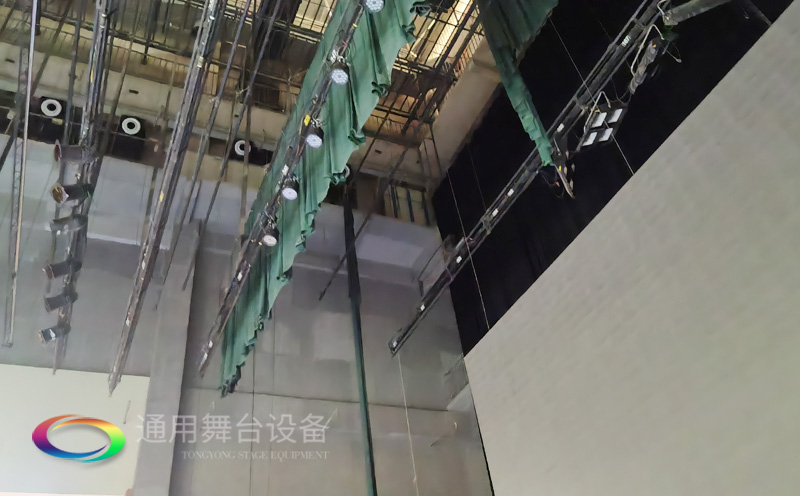 廣西梧州某劇場(chǎng)順利通過(guò)項(xiàng)目驗(yàn)收 項(xiàng)目設(shè)計(jì)舞臺(tái)機(jī)械吊掛系統(tǒng)、幕布、專業(yè)燈光系統(tǒng)等