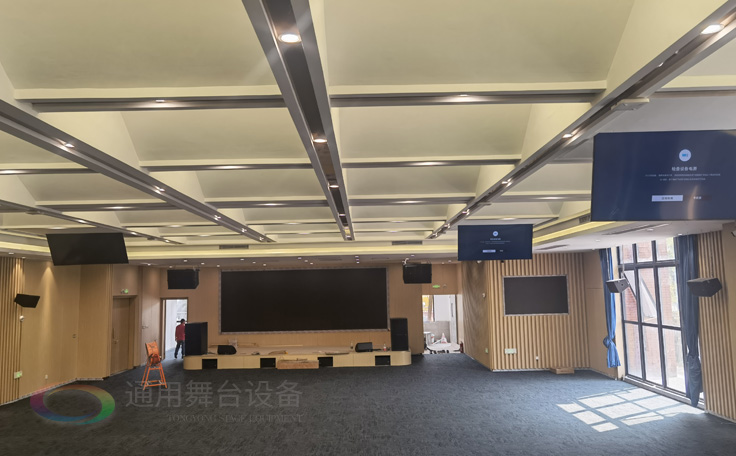 科技賦能，匠心筑造 通用舞臺(tái)承建南京某學(xué)院報(bào)告廳即將圓滿(mǎn)交付，打造現(xiàn)代化多功能學(xué)術(shù)殿堂